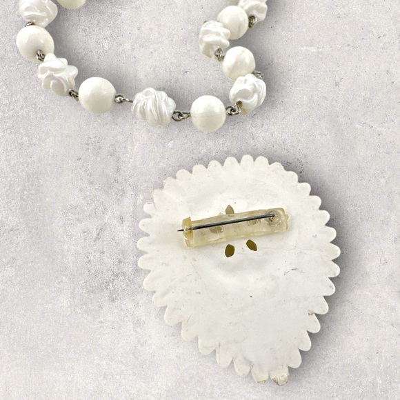 SARAH COVENTRY Vintage White Acrylic Floral Rosette Beaded 2in1 Brooch Necklace - Picture 7 of 10